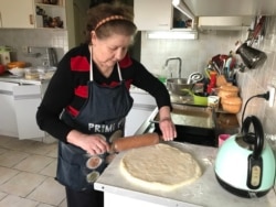 Помощница Ирина печет пирог