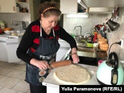 Помощница Ирина печет пирог