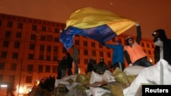 Участники акций протеста на баррикадах в Киеве, 23 января 2014 года. 