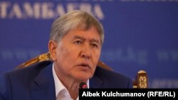 Алмазбек Атамбаев Шолпан Атадағы баспасөз мәслихатында. 24 шілде 2017 жыл.