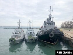 Захваченные украинские военные корабли у причала в Керчи