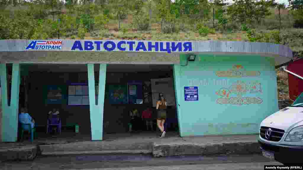 Ауылдағы автостанция тек курорт маусымында ғана жұмыс істейді. Бұл жерден күнде таңертең екі бағытқа &ndash; Алушта мен Симферопольға автобустар шығады.