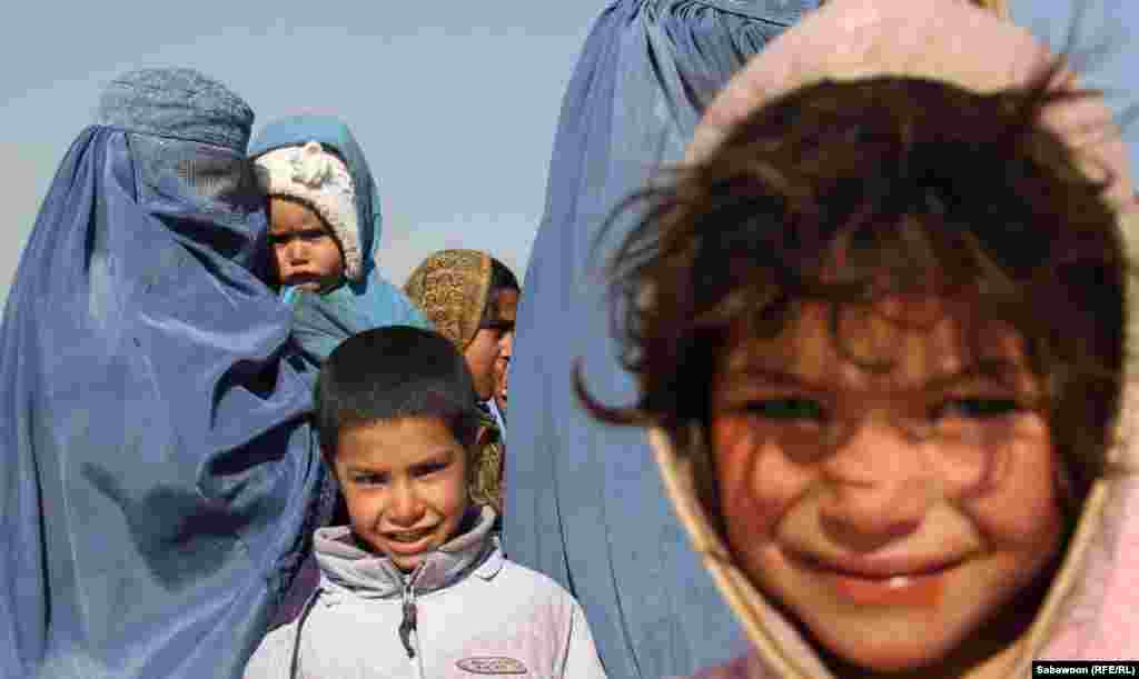 Afganistan - Čekanje u redu za pomoć u hrani i odjeći, Kabul, 2. januar 2013. Foto: REUTERS / Mohammed Ameen 