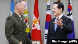 Голова Об’єднаного комітету начальників штабів США, генерал Джозеф Данфорд (л) і міністр оборони Південної Кореї Сон Йон Му під час зустрічі в Сеулі, 14 серпня 2017 року
