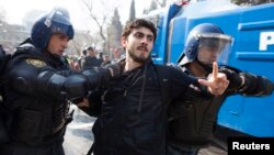 Ադրբեջան - Ոստիկանները Բաքվում ցուցարարի են բերման ենթարկում, արխիվ