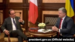 Ukrainian President Petro Poroshenko (right) and former French President Francois Hollande in Kyiv on October 21. 