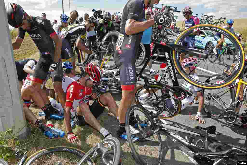 Tour de France velosiped yarışlarının 159.5 km-də qəza baş verdi və bir neçə idmançı yarlanıb (REUTERS/Eric Gaillard)