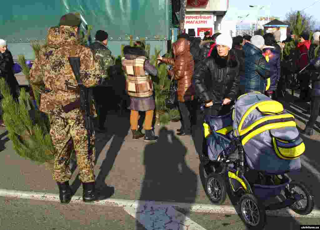 Торгова точка з соснами перед новорічною ялинкою в центрі Луганська, 26 грудня 2014 року