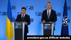 Попередня зустріч лідерів: президент України Володимир Зеленський (ліворуч) і генеральний секретар НАТО Єнс Столтенберґ. Брюссель, 4 червня 2019 року
