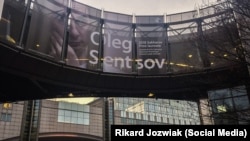 Банер на вимогу звільнити Олега Сенцова на будівлі Європейського парламентув Брюсселі, 6 грудня 2018 року