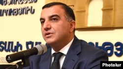 Armenia - Labor and Social Affairs Minister Artem Asatrian at a news conference in Yerevan, 2Oct2017.