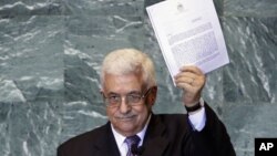 Палестинскиот претседател Махмуд Абас го држи писмото со кое бара признавање на палестинската државност на 66 Генерално собрание на ОН на 23 септември 2011 година.