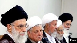 تعدادی از اعضای مجلس خبرگان در کنار اکبر هاشمی رفسنجانی و علی خامنه‌ای