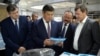 Президент Сооронбай Жээнбеков «Бишкек» эркин экономикалык аймагындагы текстил ишканасы менен таанышкан учуру. Иллюстрациялык сүрөт.