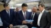 Президент Сооронбай Жээнбеков во время посещения текстильного предприятия на территории СЭЗ «Бишкек». Иллюстративное фото.