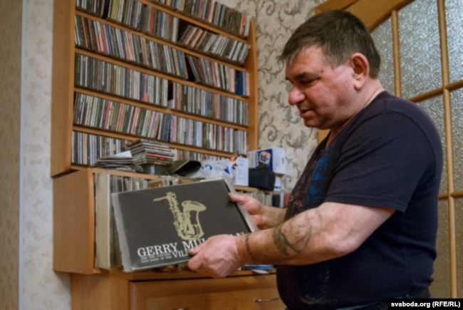 У калекцыі Марата Раскіна вялікі збор кружэлак з запісамі джазавай музыкі. У руках трымае альбом джазмэна Gerry Mulligan