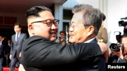 Северокорейский лидер Ким Чен Ын (слева) и президент Южной Кореи Мун Чжэ Ин.