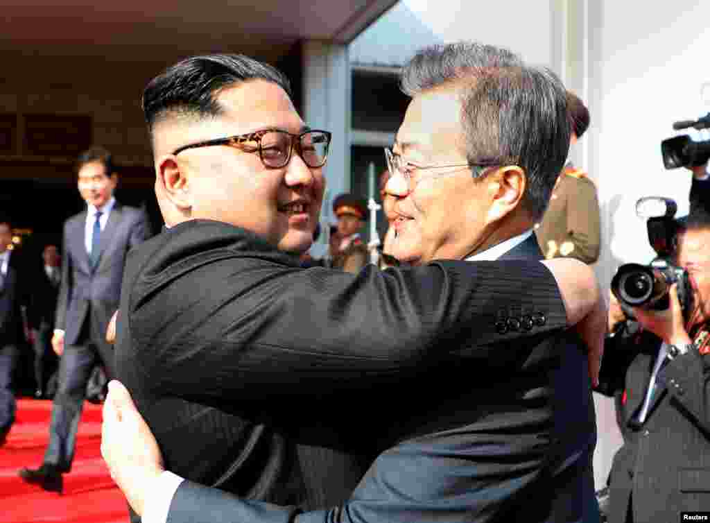 А затем неожиданно все изменилось. Ким Чен Ын встретился с президентом Южной Кореи Мун Чжэ Ином...