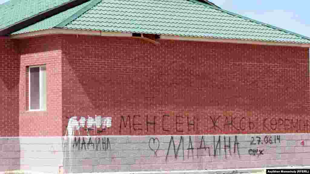 Административное здание на месте Актау-сити, строительство которого остановилось. Актау, 2 августа 2014 года.