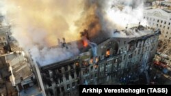 Пожарные пытаются потушить огонь, охвативший здание колледжа в центральной части Одессы, 4 декабря 2019 года