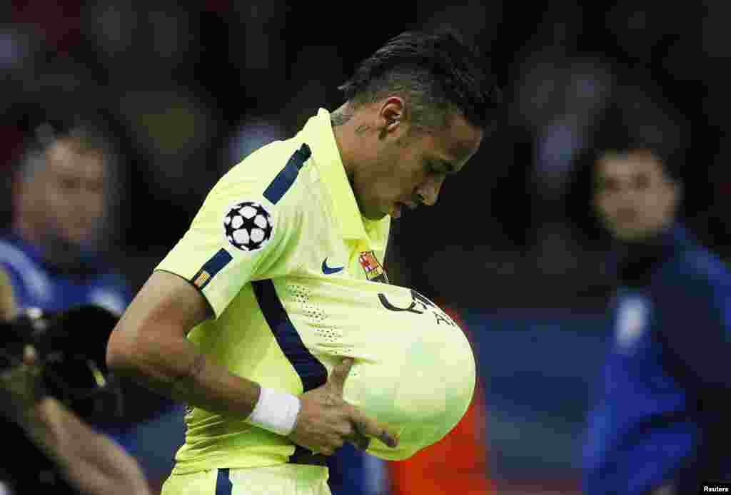 Barcelonanın ilk qolunun müəllifi Neymar belə sevinir (Reuters / Gonzalo Fuentes)