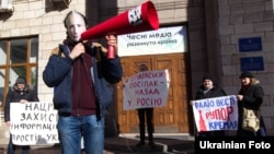 Акція громадських активістів та ветеранів АТО проти «Радио Вести» під Нацрадою з питань телебачення і радіомовлення. Київ, 16 лютого 2016 року