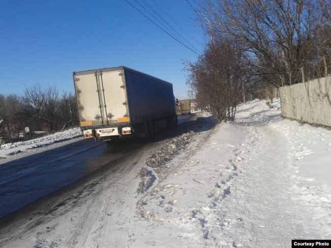 Фото автора: фура з написом "Новоросія" у колоні