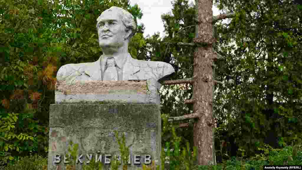 Селище назване на честь радянського комуністичного діяча Валеріана Куйбишева. Його потрісканий бюст можна зустріти в центрі населеного пункту. У 2016 році Верховна Рада України, відповідно до законів про декомунізацію, перейменувала Куйбишеве в Албат. Чим живе селище, дивіться за посиланням​