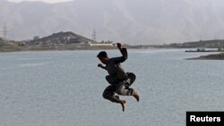 په کابل کې د قرغې بند هم هغه ځای دی چې ځوانان او کورنۍ په مېله ورځي، خو کله کله ځينې سرزوري او په اصطلاح خون ګرمه ځوانان په دغه ژور بند کې هم لامبي