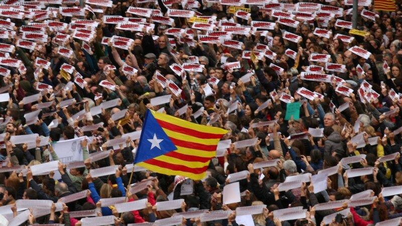 Sute de mii de persoane au demonstrat sâmbătă în Barcelona cerând eliberarea liderilor separatiști catalani arestați 