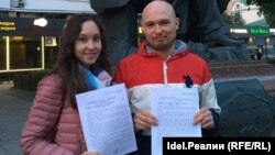 Имза куючы Илдар белән Эльвира Ибраһимовлар
