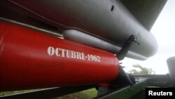 Data „octombrie 1962” pictată pe o rachetă sovietică dezactivată, expusă la un muzeu al relicvelor Războiului Rece de la fortăreața Cabana din capitala cubaneză Havana, pe 26 august 2012