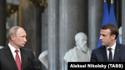 Макрон и Путин во время совместной пресс-конференции в Версале