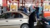 Иранские автомобилисты у бензоколонки (архивный снимок, 2017 год)