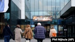 MH17 қурбонлари яқинлари маҳкамани жонли тарзда кузатиш учун йиғилмоқда.