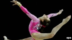 Мария Харенкова на чемпионате Европы по спортивной гимнастике среди женщин в Монпелье (Франция_, 17 апреля 2015 г.