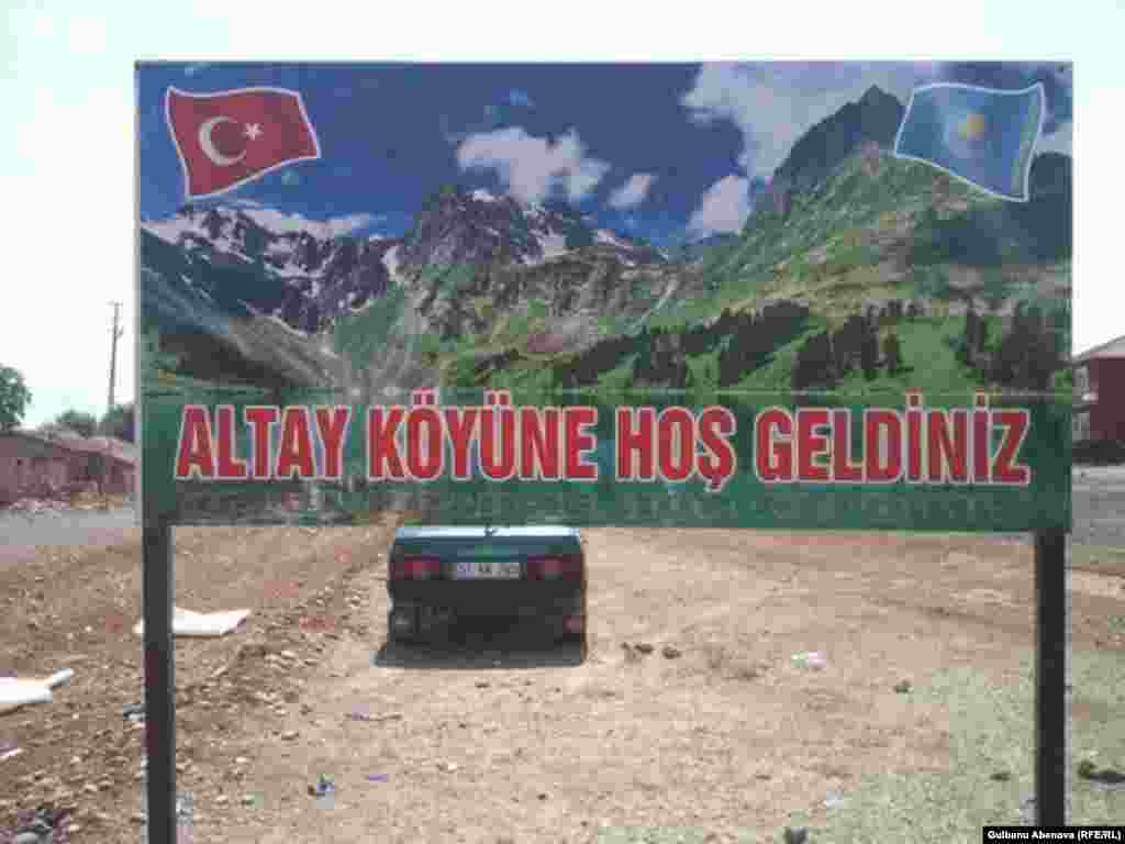 Свой новый аул казахи назвали Алтаем в честь родных покинутых краев. Аул казахов находится в 320 километрах от Анкары, ближайшим городом и административным центром местности является город Ниде.