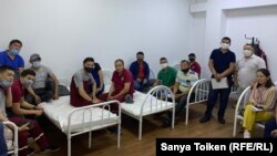 Нұр Сұлтандағы "Салауатты Астана" медициналық орталығының фельдшерлері үстемақы мен өтемақы талап етіп отыр. 14 мамыр 2020 жыл.
