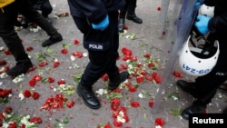 Policija na trgu Taksim u Istanbulu sprječava prvomajske demonstracije u kojem je na snazi trodnevni policijski sat zbog mjera prevencije širenja zaraze, 1. maj, 2020. 