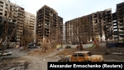 Знищені житлові будинки у Маріуполі під час масштабного вторгнення Росії в Україну. Маріуполь, Україна, 30 березня 2022 року