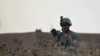 Американский солдат идет через маковое поле близ афганской провинции Гильменд. Иллюстративное фото. 