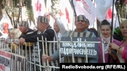 Ukraine -- Picket of supporters of Yulia Tymoshenko at the building where the Supreme Court of Cassation had held hearings in the case of Timoshenko, Kyiv, 15May2012