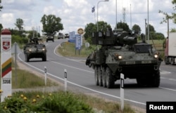 Батальон армии США пересекает границу Литвы и Латвии. Июнь 2016 года