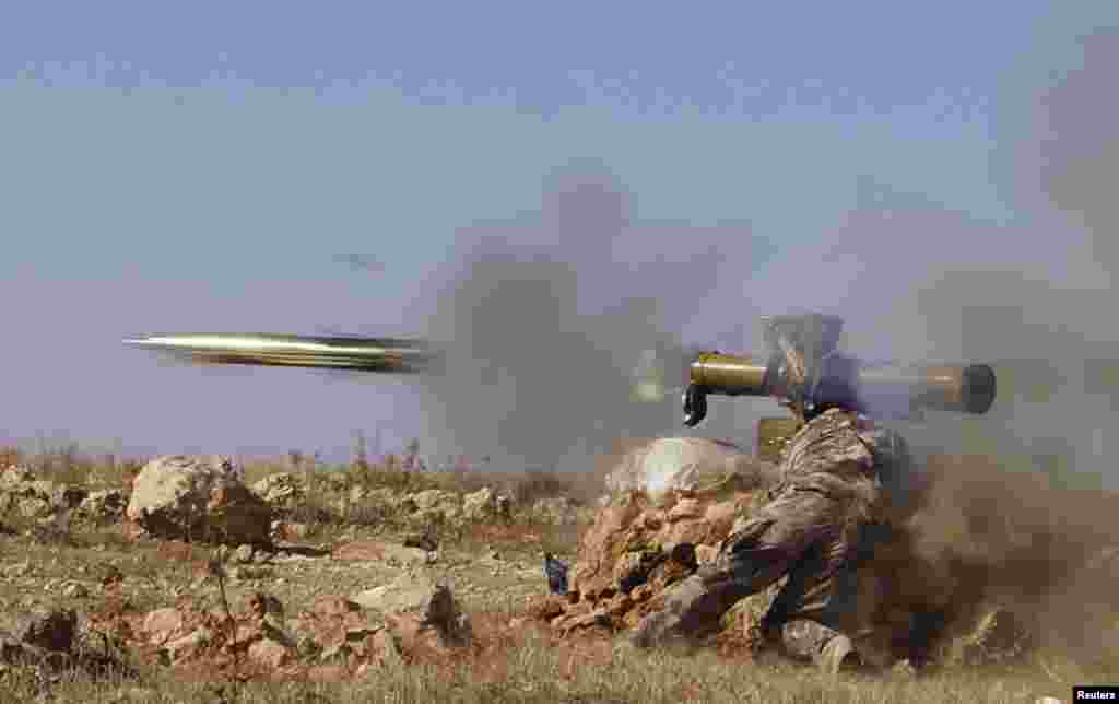 Отряды оппозиции применяют противотанковые ракеты в ходе боев у города Хама. 17 октября 2013 года &nbsp;