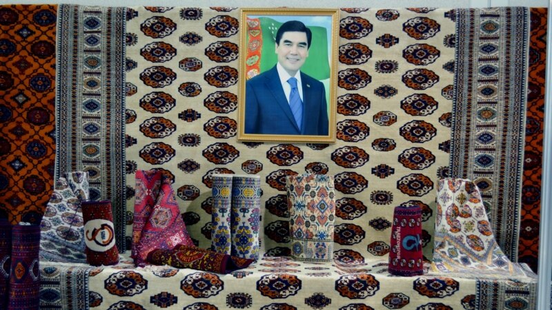 Türkmenistan ykdysady kynçylyk şertlerinde baýramçylyk günlerini azaldýar