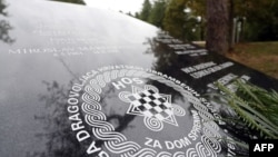 Spomen-ploča s ustaškim pozdravom koja je bila postavljena nedaleko od mjesta nekadašnjeg logora u Jasenovcu, da bi potom bila izmještena u desetak kilometara sjevernije u mjesto Novska, (2017.)