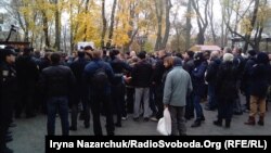 18 листопада в Одесі кілька сотень жителів разом із активістами націоналістичних організацій провели акцію про недопущення будівництва в Міському саду, яка переросла у сутички
