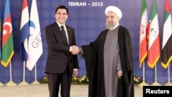 Türkmenistanyň prezidenti Gurbanguly Berdimuhamedow we Eýranyň prezidenti Hassan Rohani.