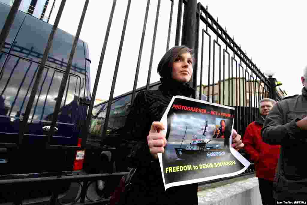 Журналисты в защиту Дениса Синякова. Жена Дениса Алина в пикете за освобождение мужа