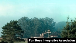  Държавен парк „ Форт Рос “, Северна Калифорния, Съединени американски щати, основан през 1906 година Запазено е съветското православно гробище в парка. 